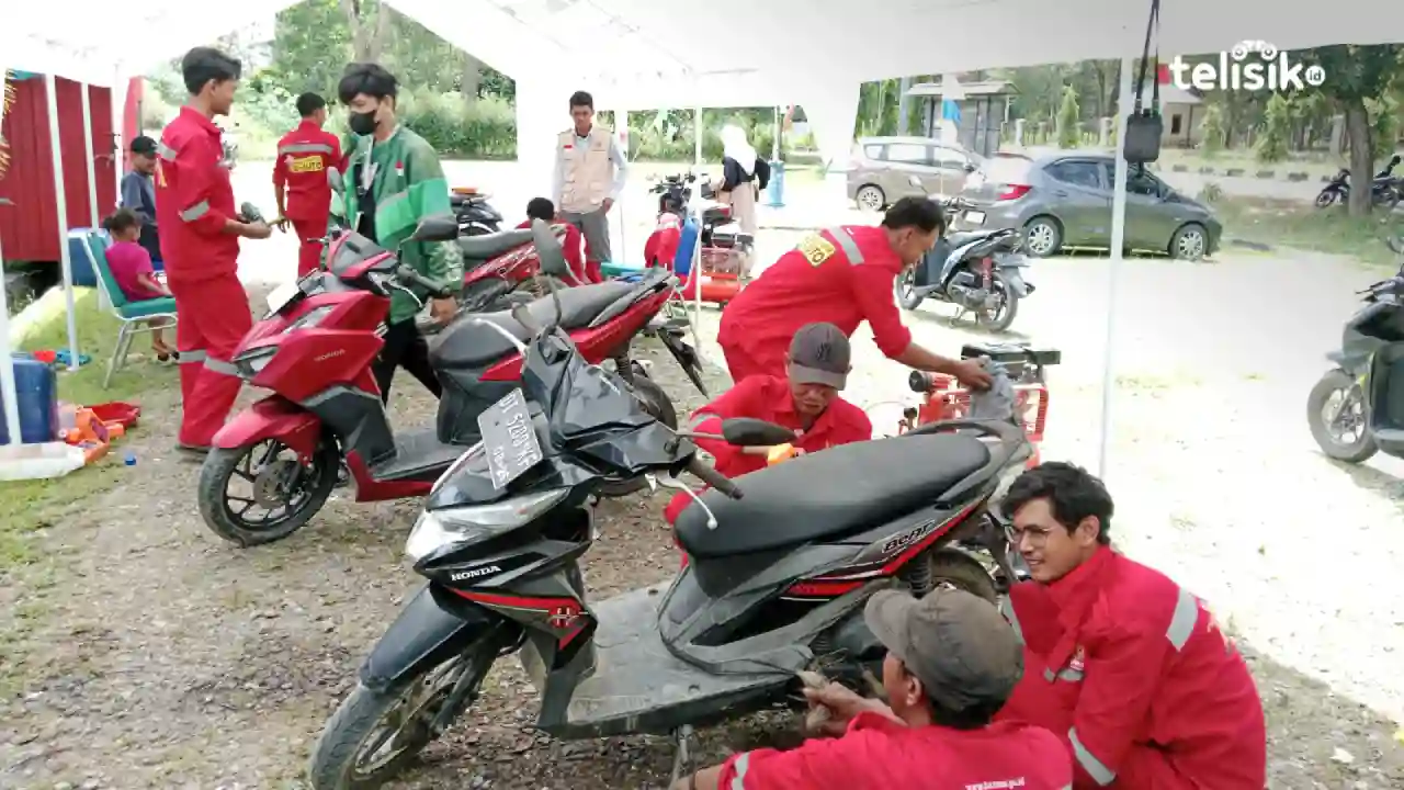 Sejumlah mekanik sedang mengerjakan motor milik ojol di halaman kantor BAZNAS Sultra. Foto: Hamlin/Telisik.