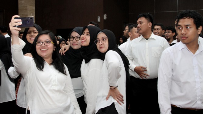 KemenPAN-RB menyiapkan skema pendaftaran CPNS 2026 sekaligus membuka gambaran gaji golongan I hingga IV nasional. Foto: Repro Komdigi.