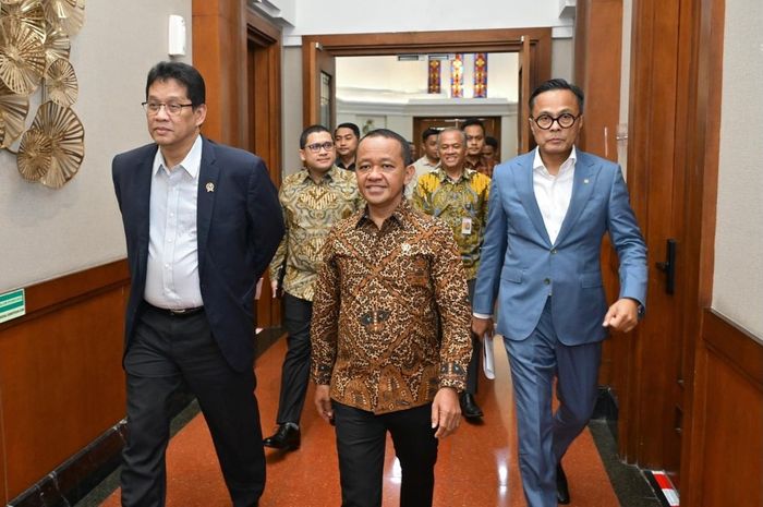Menkeu Purbaya Yudhi Sadewa bertemu Menteri ESDM, Bahlil Lahadalia di Kantor Kementerian ESDM. Foto: Repro Ntvnews.