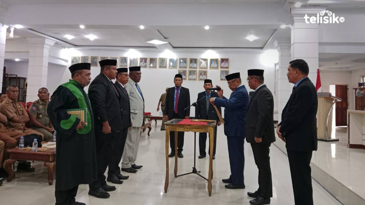Bupati Muna, Bachrun Labuta bersama Wabup, La Ode Asrafil Ndoasa dan Sekda, Eddy Uga melantik tiga pejabat eselon II. Foto: Sunaryo/Telisik.