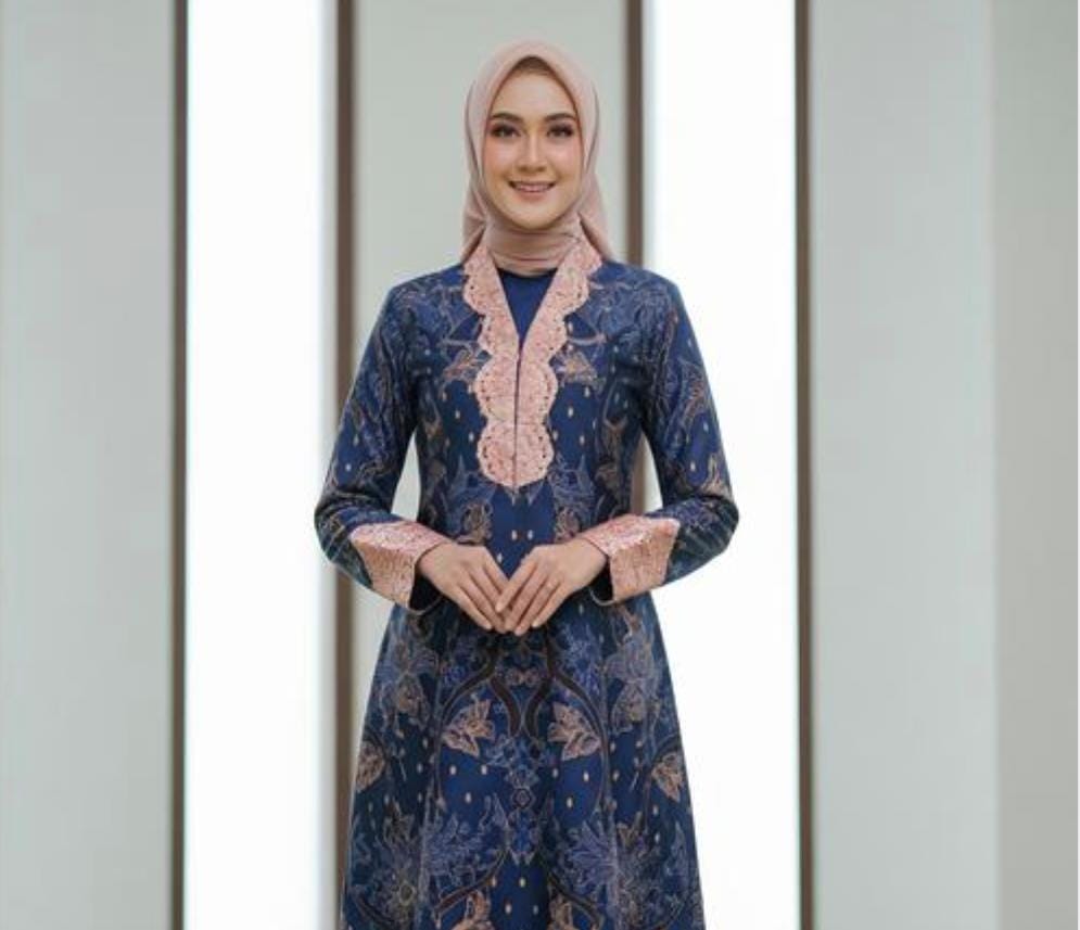 Ilustrasi seorang wanita terlihat elegan saat mengenakan gamis batik. Foto: Liputan6