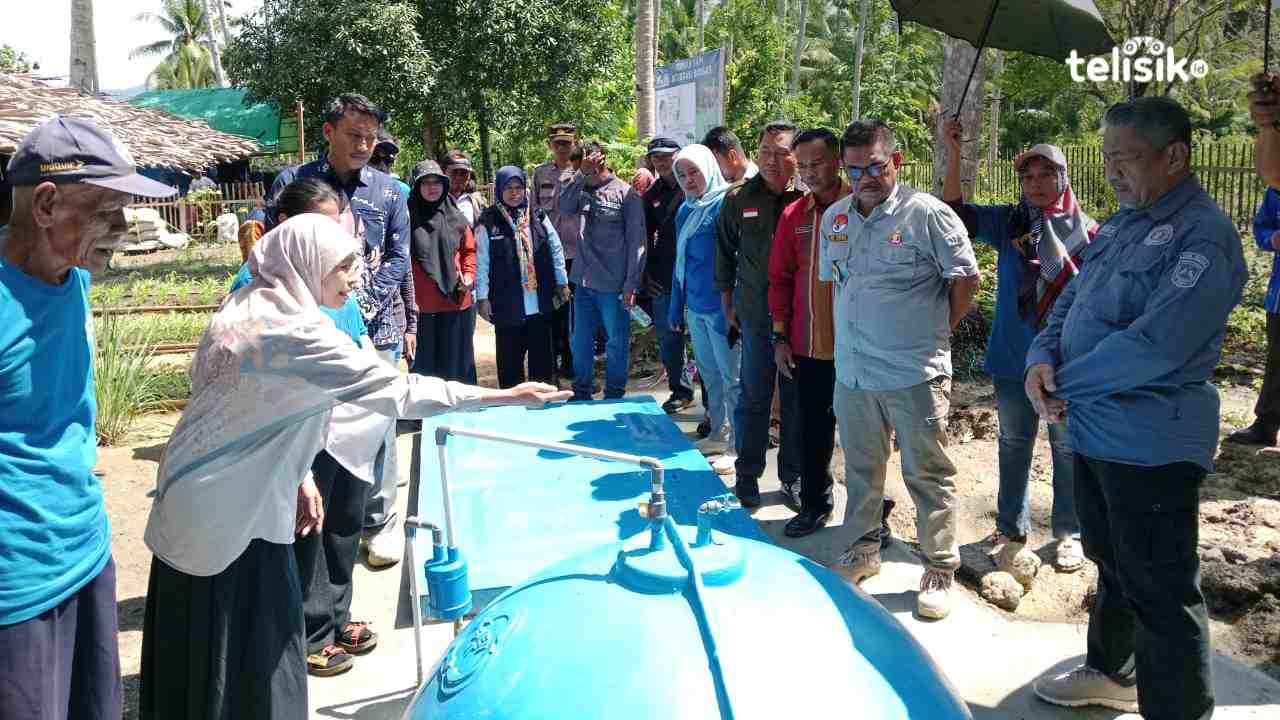 Bupati Muna, Bachrun Labuta, bersama Wabup La Ode Asrafil Ndoasa dan Direktur YHB, Rio Ahmad, saat meresmikan demplot pertanian terintegrasi di Desa Baluara, Kamis (18/12/2025). Foto: Sunaryo/Telisik