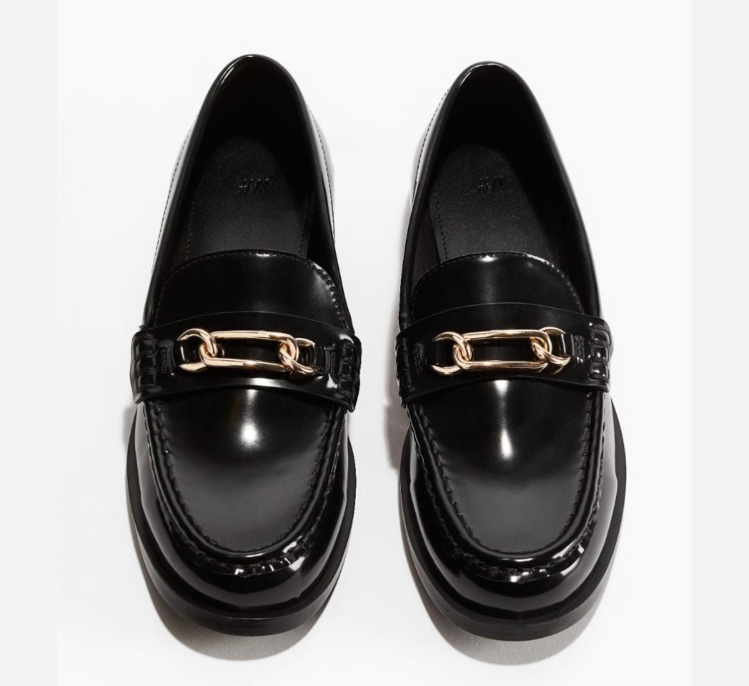 Sepatu loafers hitam, model ini diprediksi jadi tren 2026. Foto: id.hm.com