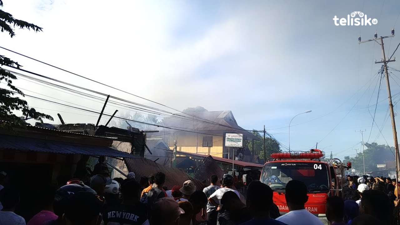Petugas Damkar bersama warga berusaha memadamkan api yang menghanguskan apotek di Wakatobi, Senin (12/1/2026). Foto : Zulkifli Herman T/Telisik