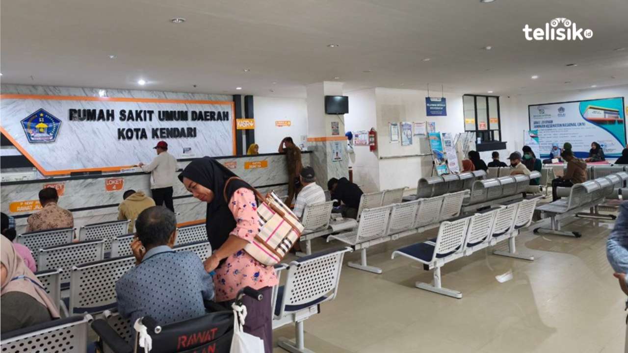 Warga Kendari, Adhika, peserta JKN saat sedang antre di RSUD Kota Kendari. Foto: Ist