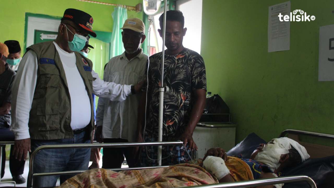 Bupati Buton Selatan, Muhammad Adios, saat membesuk seorang lansia korban kebakaran di Puskesmas Siompu Barat, Desa Molona, Minggu (11/1/2026). Foto: Ali Iskandar Majid/Telisik