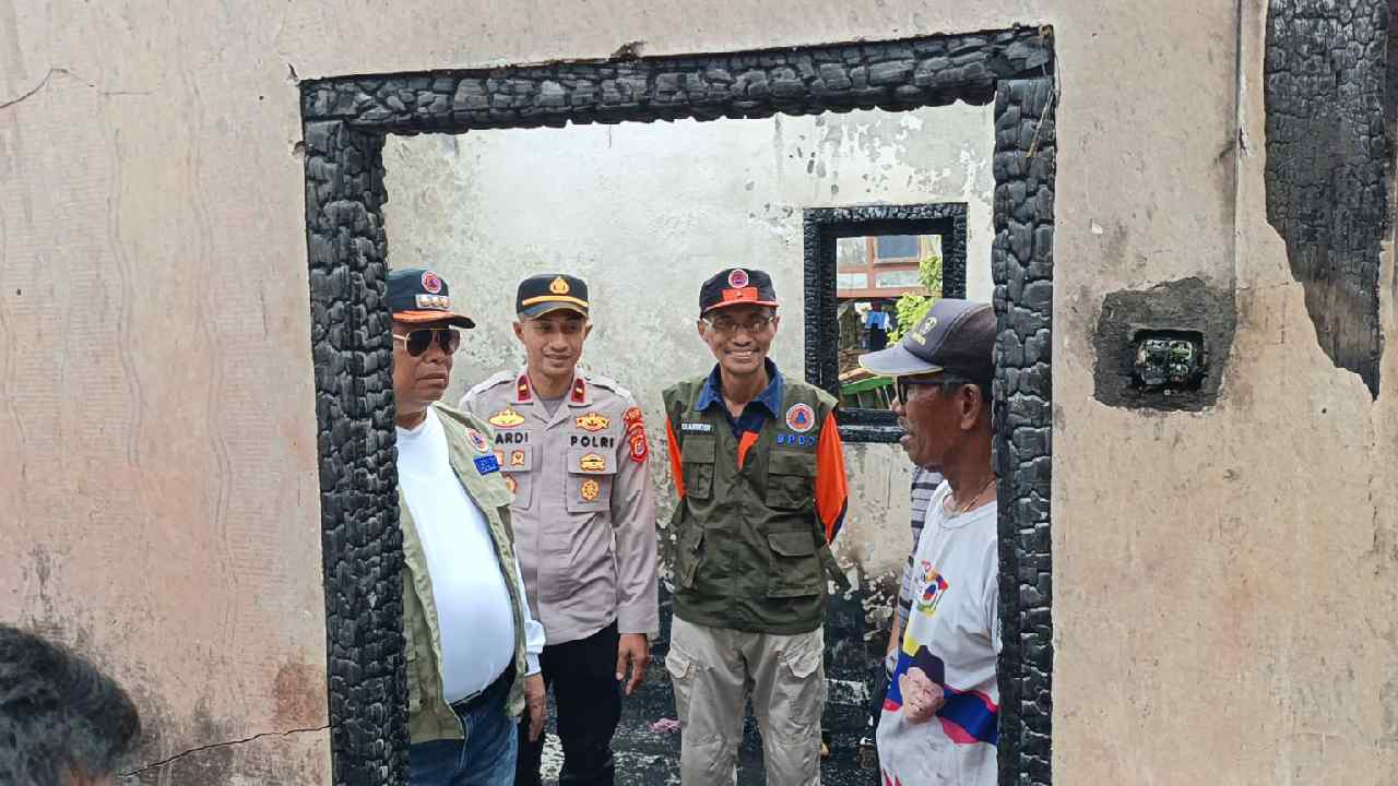 Bupati Buton Selatan, Muhammad Adios, saat mengobrol dengan pemilik rumah kebakaran, La Ruami, Sabtu (10/1/2026). Foto: Ist.