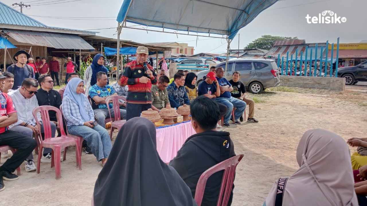 Bupati Muna, Bachrun Labuta, bersama Wabup La Ode Asrafil Ndosa meresmikan pasar buah, Jumat (23/1/2026). Foto: Sunaryo/Telisik