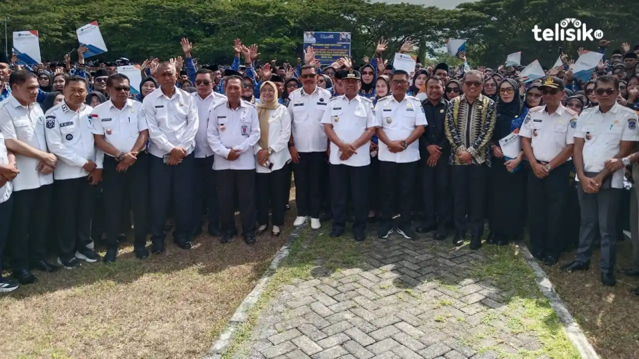 Bupati Muna, Bachrun Labuta bersama Wabup, La Ode Asrafil Ndoasa dan PPPK paruh waktu. Foto: Sunaryo/Telisik.