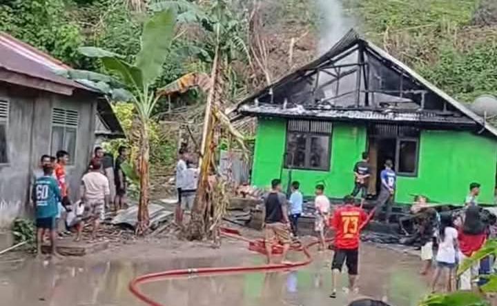 Petugas Damkar Buton Selatan bersama warga sekitar saat memadamkan api yang menghanguskan rumah di Jaya Bakti, Sampolawa. Foto: Capture video.