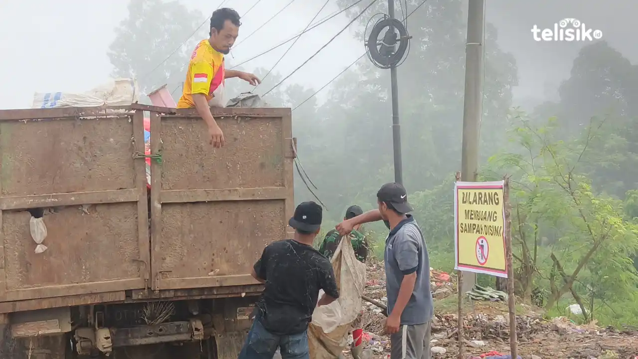 Para petugas kebersihan yang sedang mengangkut sampah di area Pasar Baruga. Foto: Gusti Kahar/Telisik.