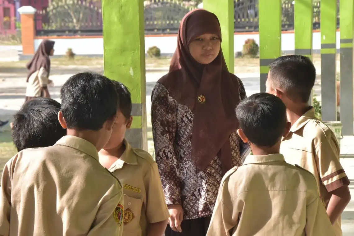 Pemerintah menetapkan insentif bulanan Rp 400 ribu bagi guru honorer mulai 2026 dengan mekanisme penyaluran langsung. Foto: Tony Liong.