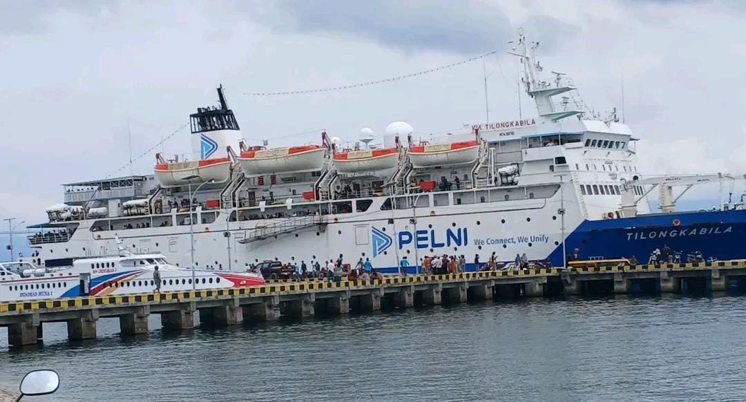KM Tilongkabila merupakan salah satu armada kapal laut milik PT Pelni yang hingga kini terus menjadi pilihan masyarakat untuk bepergian antarpulau. Foto: Facebook Rfl Ifonk.