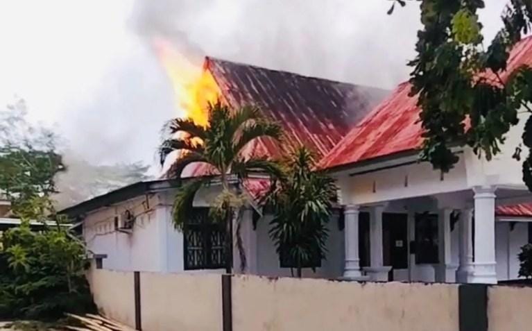 Kantor Dinas Pendidikan dan Kebudayaan Wakatobi terbakar pada Jumat (23/1/2026). Foto : ist.