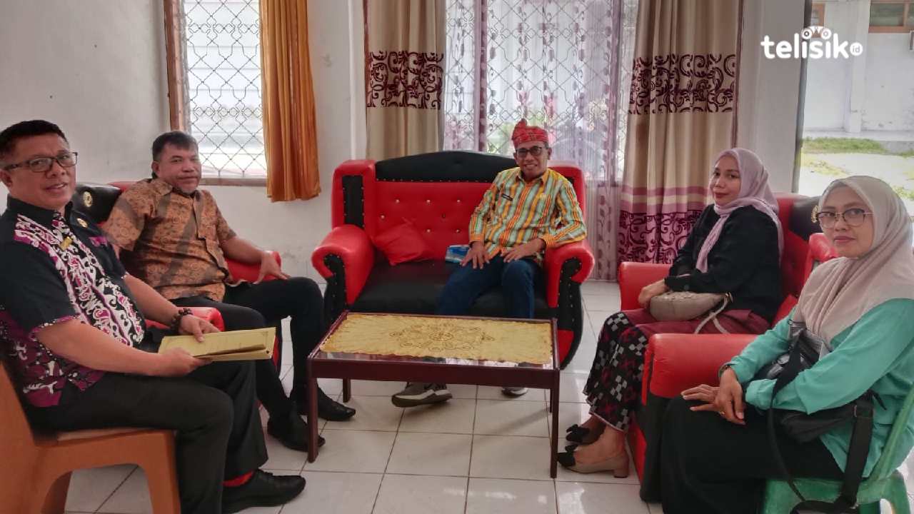 Kadis Pariwisata dan Ekonomi Kreatif Kabupaten Muna, LM Masrul, bersama sekretaris dan kepala bidang. Foto : Sunaryo/Telisik