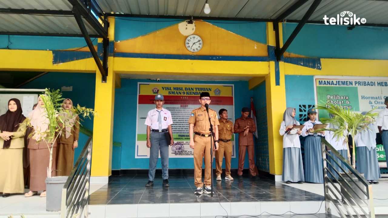 Kepala SMAN 9 Kendari bertindak sebagai pembina upacara bersama para guru saat mengikuti upacara bendera. Foto: Aldin/Telisik