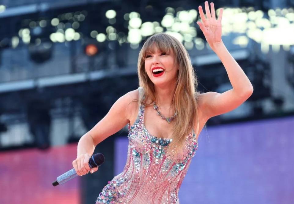 Penyanyi Taylor Swift sedang menyapa penggemarnya dari atas panggung. Foto: disway.id