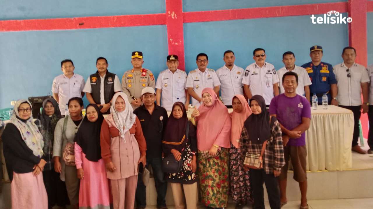 Bupati Muna, Bachrun Labuta  bersama Wabup La Ode Asrafil Ndoasa, Kapolres AKBP Indra Sandy Purnama Sakti, dan pedagang korban kebakaran. Foto : Sunaryo/Telisik