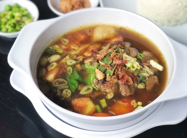 Menu makanan Soto yang disimpan dalam mangkuk dan siap untuk disajikan. Foto: Kumparan.