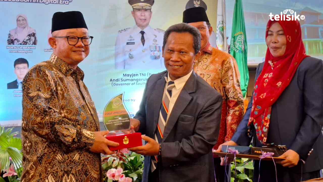 Ketua Yayasan Ummusshabri Kendari, Supriyanto (kanan), menyerahkan cinderamata kepada Menteri Pendidikan Dasar dan Menengah (Mendikdasmen) RI, Prof. Dr. Abdul Mu’ti, M.Ed (kiri), Sabtu (10/1/2026). Foto: Erni Yanti/Telisik