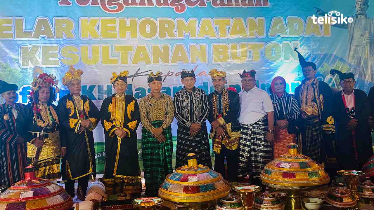 Menteri Agama RI, Nasaruddin Umar, didampingi Gubernur Sulawesi Tenggara, Andi Sumangerukka, usai penyematan gelar kehormatan adat oleh Kesultanan Buton, Kamis (8/1/2026). Foto: Elfinasari/telisik
