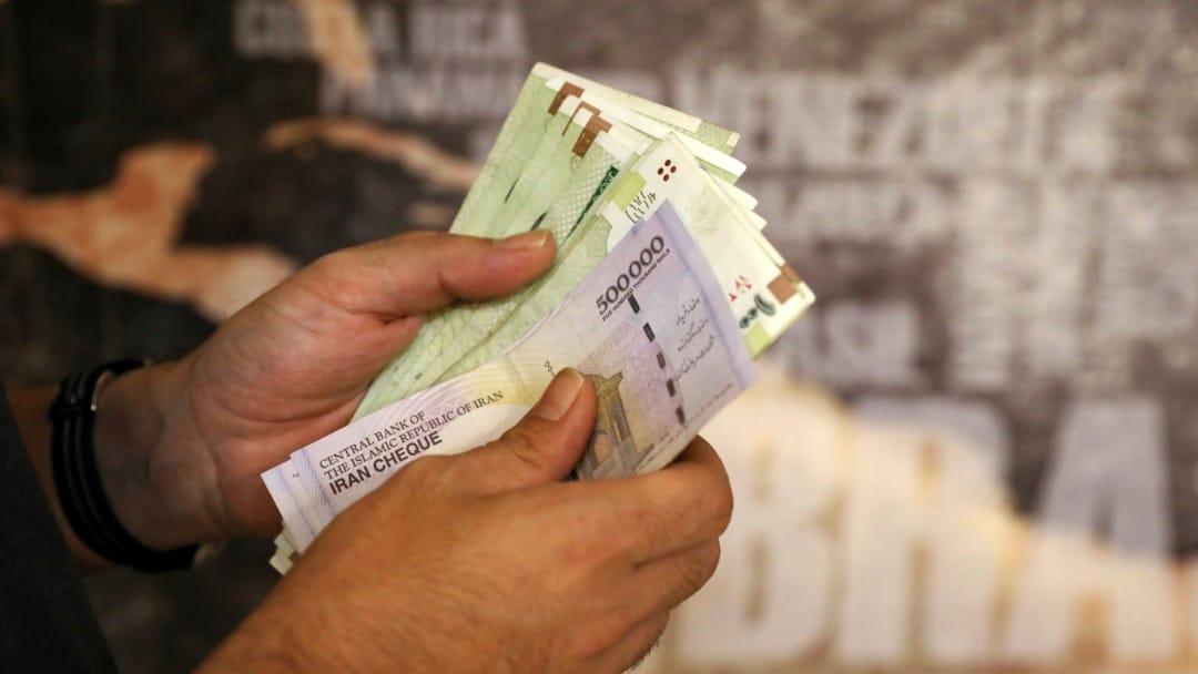 Nilai tukar rial Iran terus melemah tajam, membuat Rp 20.000 kini setara jutaan rial di pasar terbuka. Foto: Repro AP Photo.