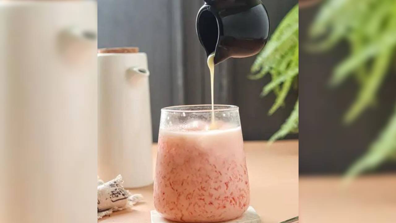 Gambar es lumut yang sedang dituangkan susu kedalam gelas. Foto: Female.id