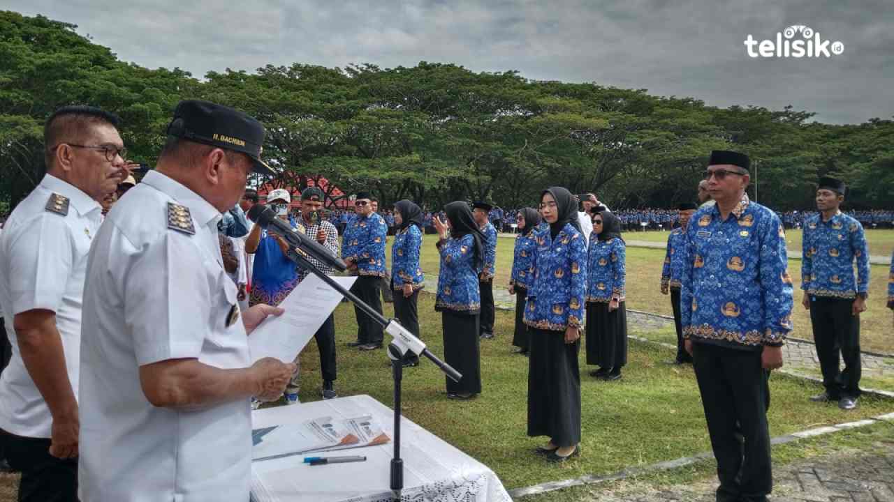 Bupati Muna, Bachrun Labuta, melantik PPPK Paruh Waktu beberapa waktu lalu. Foto: Sunaryo/Telisik