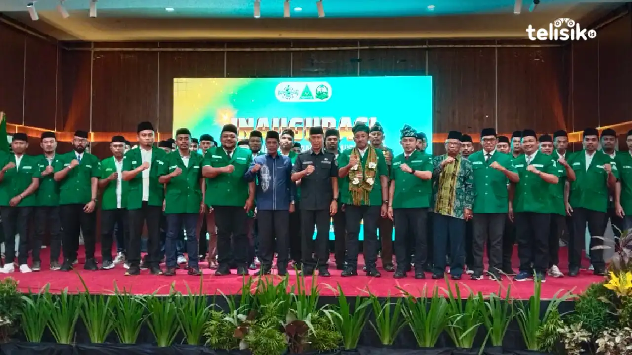 Pengurus PW GP Ansor Sultra masa khidmat 2025-2029 yang resmi dilantik foto bersama Gubernur Sultra, Mayjen TNI (Purn) Andi Sumangerukka di Kota Kendari. Foto: Gusti Kahar/Telisik.