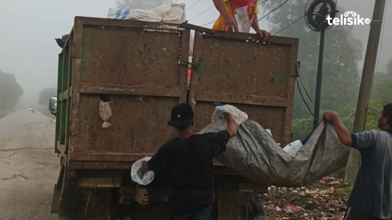 Salah satu armada di Kota Kendari yang dipakai untuk mengangkut sampah, tampak belakang truk sudah keropos dan pengait dua pintunya hanya menggunakan tali. Foto: Gusti Kahar/Telisik.