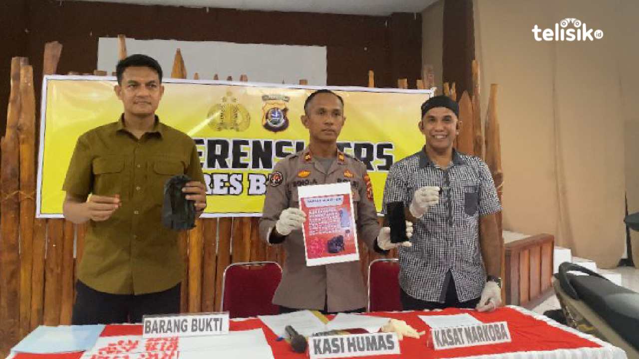 Kasi Humas Polres Baubau, Iptu Rino Asnan (tengah), dan Kasat Narkoba Polres Baubau, Iptu Joni Arani (kanan), saat konferensi pers pengungkapan kasus tindak pidana narkoba pada Rabu (14/1/2026). Foto: Elfinasari/telisik