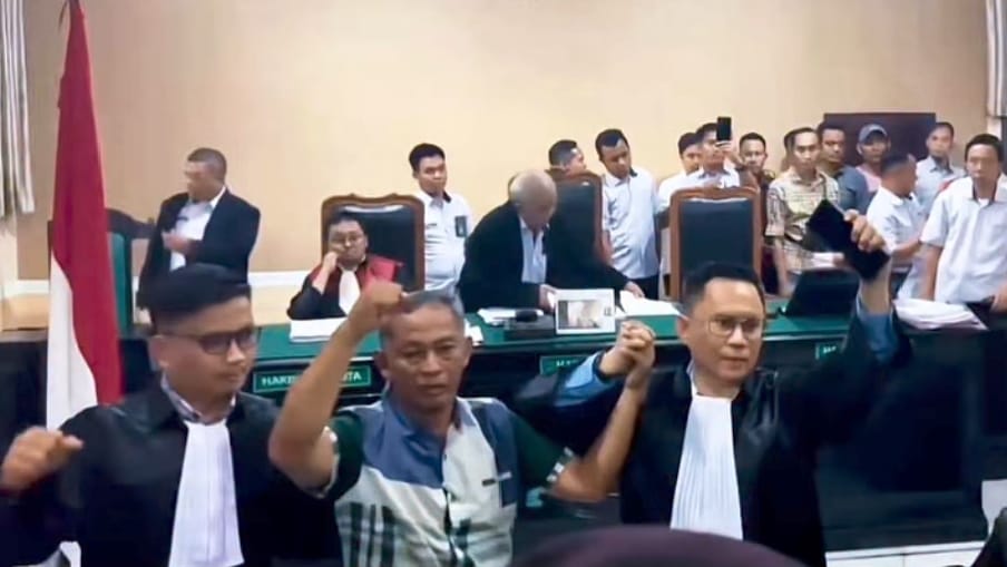 Kuasa hukum guru Mansur, Andre Dermawan (kanan), bersama kliennya (tengah), usai mengikuti sidang di Pengadilan Negeri Kendari beberapa waktu lala. Foto: Ist.