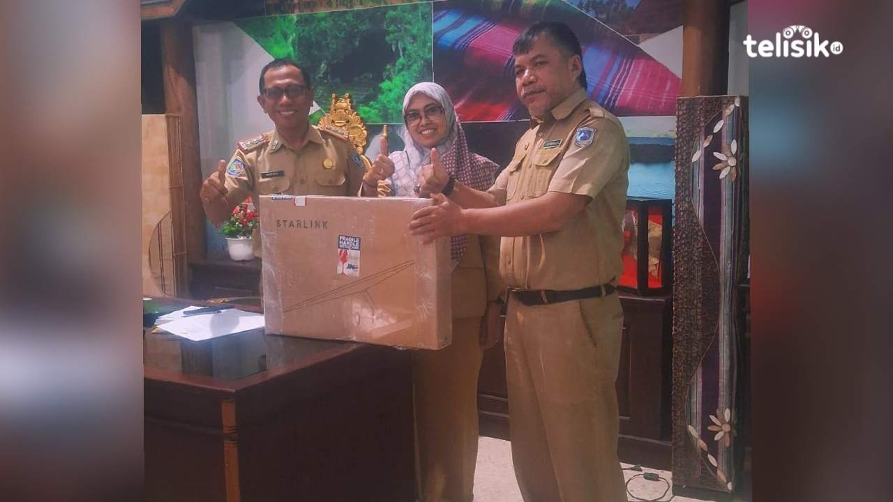 Kadis Pariwisata dan Ekonomu Kreatif Kabupaten Muna, LM Masrul, bersama Sekretaris LM Syahrullah memperlihatkan bantuan Starlink dari utusan khusus Presiden Prabowo Subianto Bidang Pariwisata, Zita Anjani. Foto: Sunaryo/Telisik