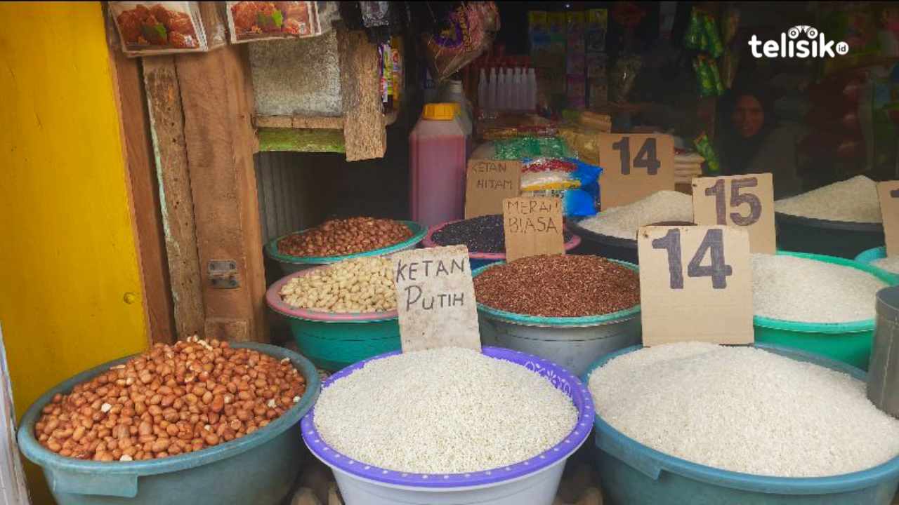 Kacang tanah yang dijual di Pasar Karya Nugraha, Kota Baubau, mengalami kenaikan harga dalam sebulan terakhir. Foto: Elfinasari/telisik