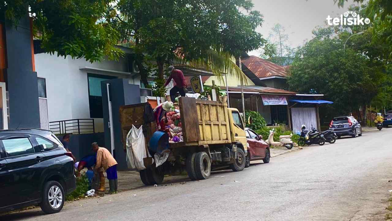 Petugas DLH Kota Baubau mulai mengangkat tumpukan sampah di rumah warga, Sabtu (10/1/2026). Foto: Elfinasari/telisik