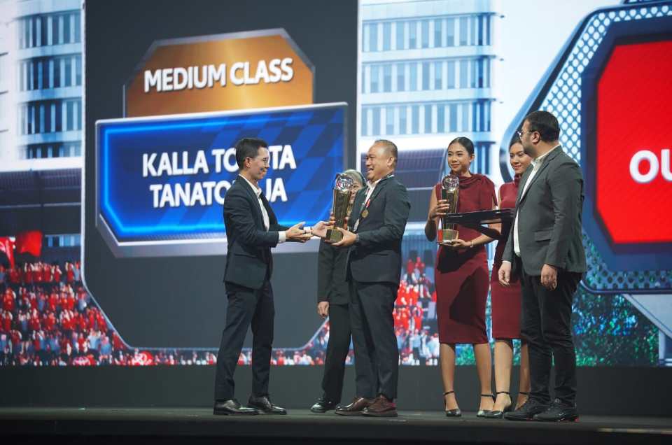 Perwakilan Kalla Toyota cabang Tana Toraja menerima trofi penghargaan pada ajang Toyota Dealer Convention yang diselenggarakan oleh PT Toyota Astra Motor di Bali, Februari 2026. Foto: Ist.