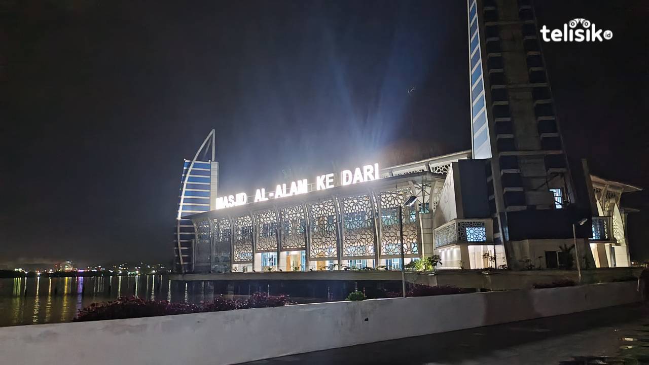 Masjid Al-Kautsar Kendari tempat Arman pertama kali mengucapkan dua kalimat syahadat. Foto: Gusti Kahar/Telisik.
