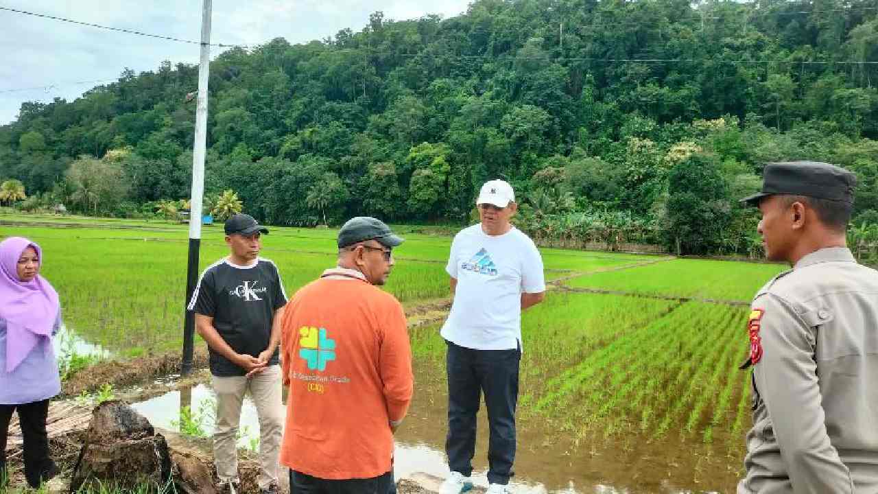 Wali Kota Baubau, Yusran Fahim, usai meninjau banjir yg terjadi di Kecamatan Bungi. Foto: Ist.