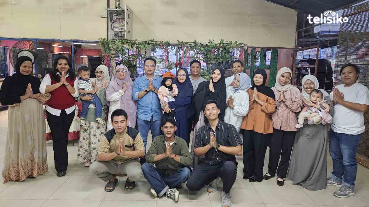 Manajemen dan karyawan telisik.id usai rapat kerja dan berbuka puasa bersama, Jumat (27/2/2026). Foto: M Nasir Idris