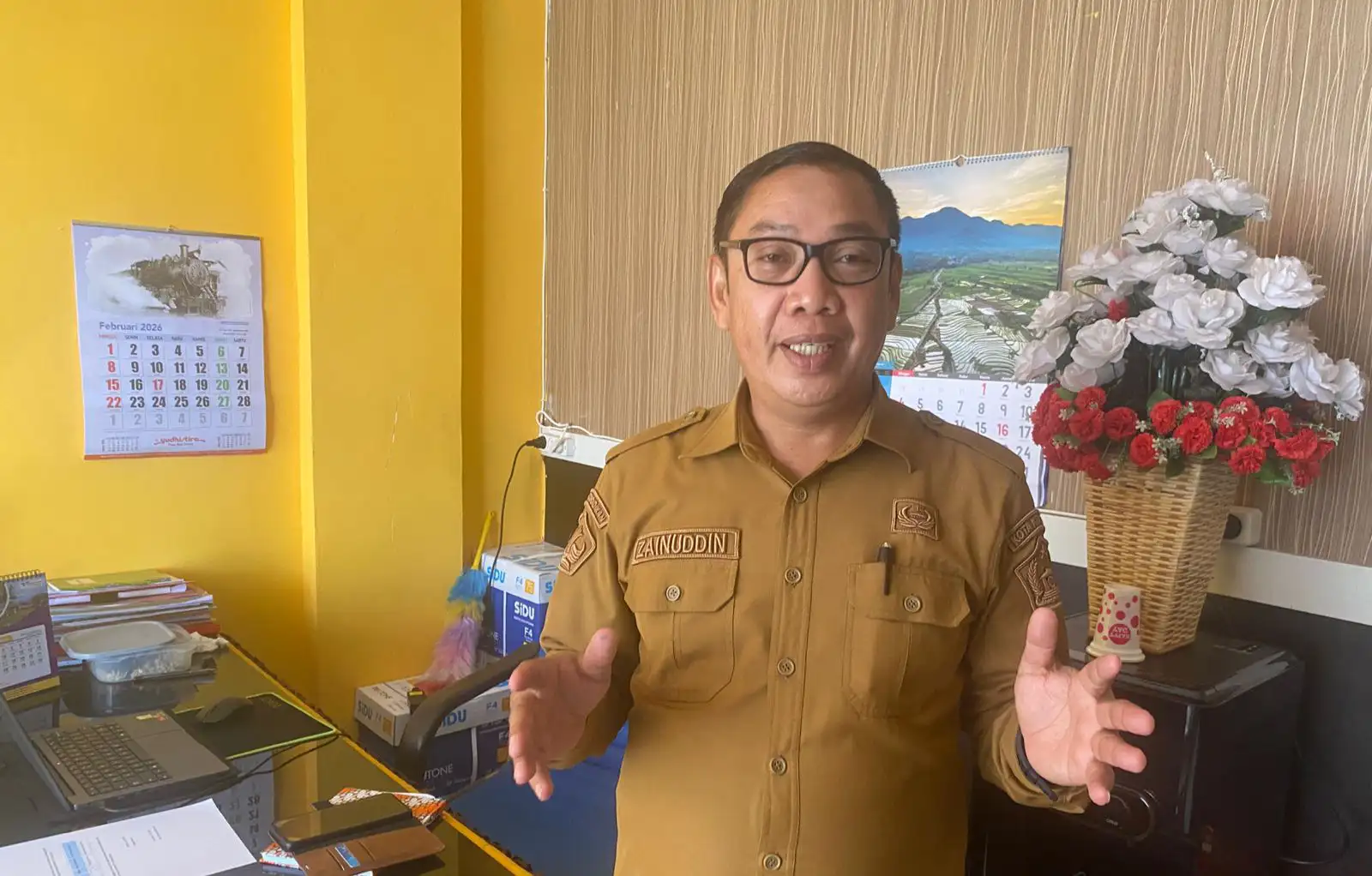 Kepala SDN 2 Kendari Zainuddin saat diwawancara awak media telisik.id di ruang kerjanya, Senin (2/2/2026). Foto: Uci Lestari/Telisik