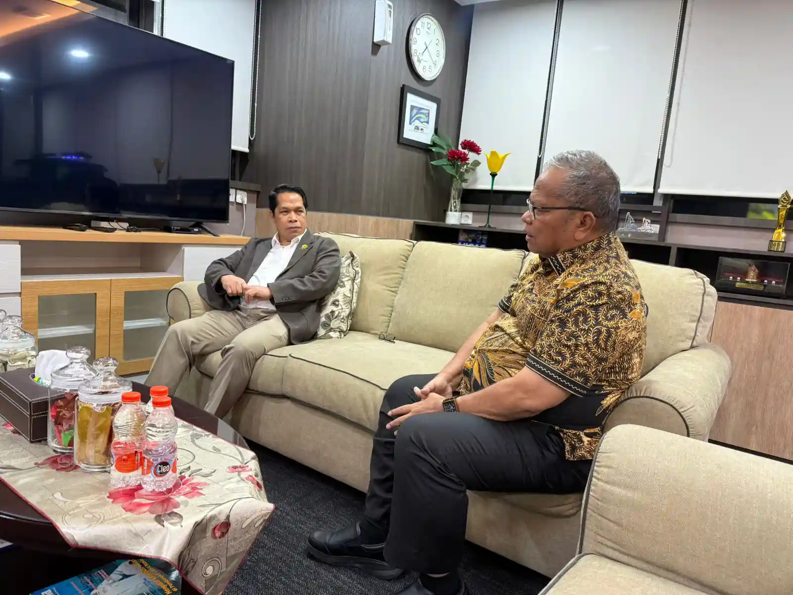 Bupati Buton Selatan, Muhammad Adios bersama Ditjen Migas ESDM, La Ode Sulaeman saat melakukan audiensi. Foto: Ist.