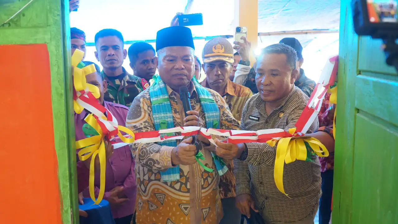 Bupati Buton Selatan, Muhammad Adios didampingi Sekretaris Daerah, La Ode Harwanto saat mengunting pita peresmian SDN 3 Jaya Bakti. Foto: Ist.
