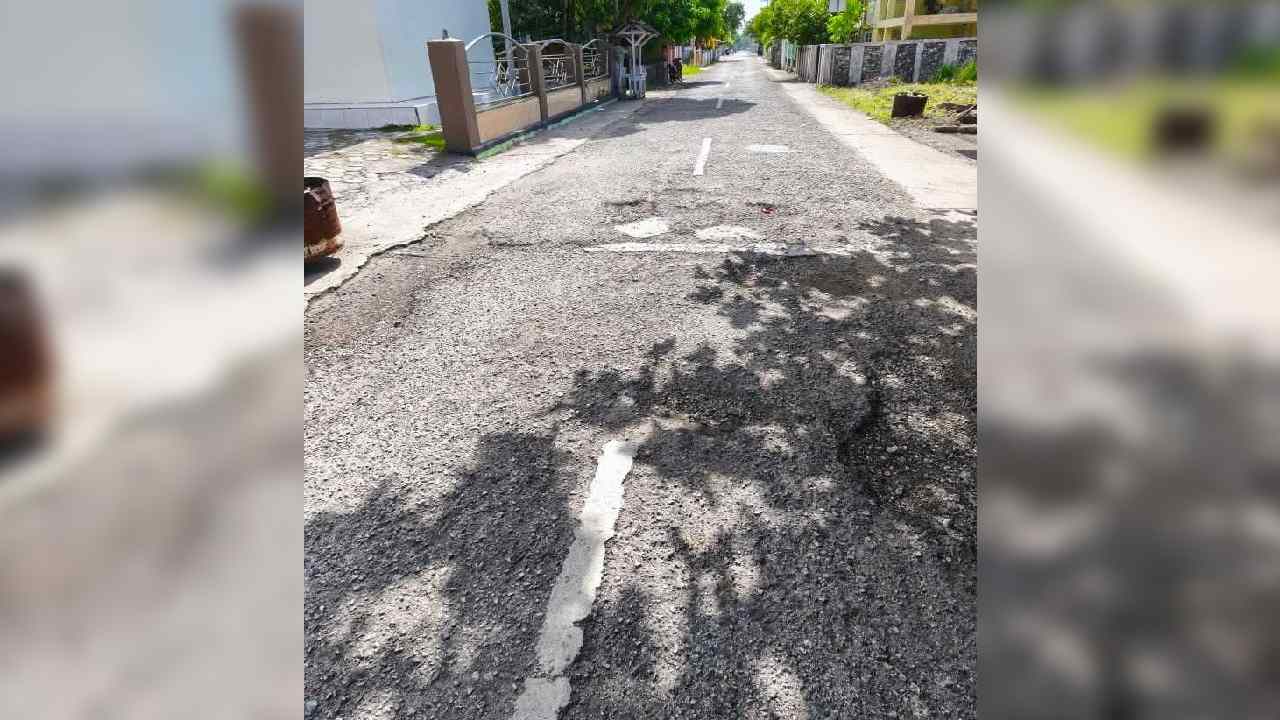 Kondisi salah satu ruas jalan di Kelurahan Tongano Timur, Wakatobi, yang tampak rusak dan mengganggu aktivitas warga. Foto: Ist.