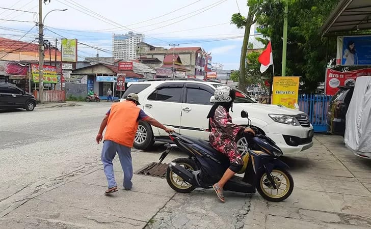 Pemerintah daerah mengintegrasikan pembayaran STNK dengan biaya parkir tahunan untuk kendaraan bermotor mulai 2027. Foto: Repro Intarcks
