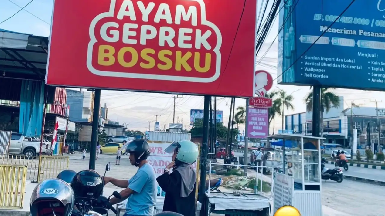Salah satu cabang ayam geprek Bossku di Kendari. Foto: Tiktok @eminurjana