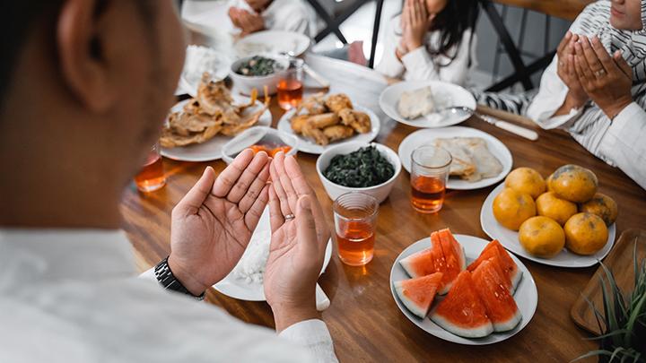 Umat Islam dianjurkan untuk segera membayar utang puasa tahun sebelumnya sebelum masuk Ramadan. Foto: Repro Shutterstock