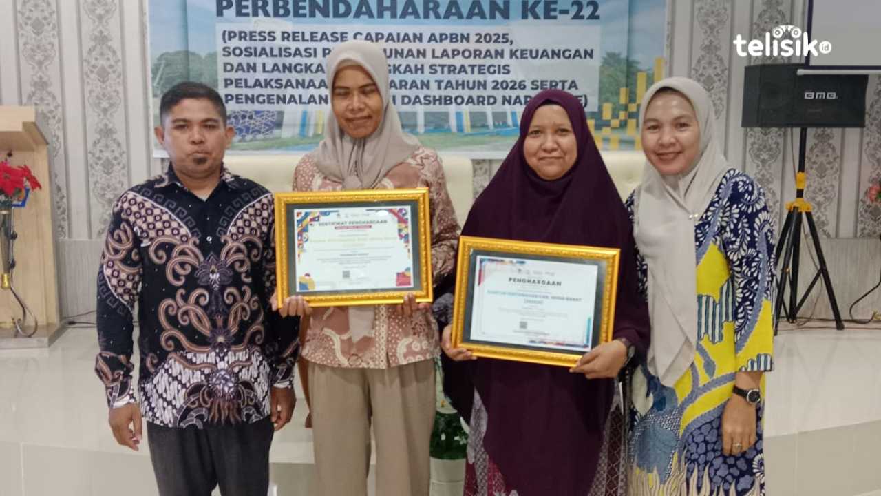 Pegawai Kantor BPN Muna Barat usai menerima penghargaan. Foto: Aldin/Telisik