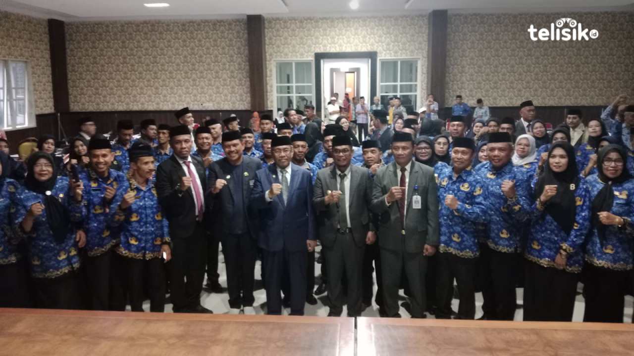 Bupati Muna, Bachrun Labuta, didampingi Wabup La Ode Asrafil Ndoasa dan Sekda Eddy Uga bersama ratusan kepala sekolah yang baru dilantik, Jumat (20/2/2026). Foto : Sunaryo/Telisik