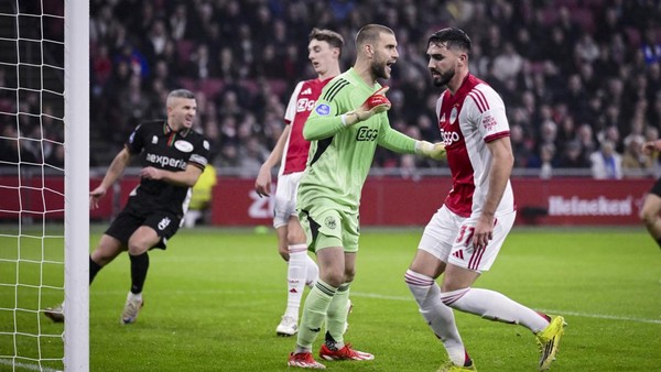 Maarten Paes tampil gemilang saat debut pertama di Ajax dengan 7 penyelamat dan mendapat rating tertinggi. Foto: Repro Getty Images