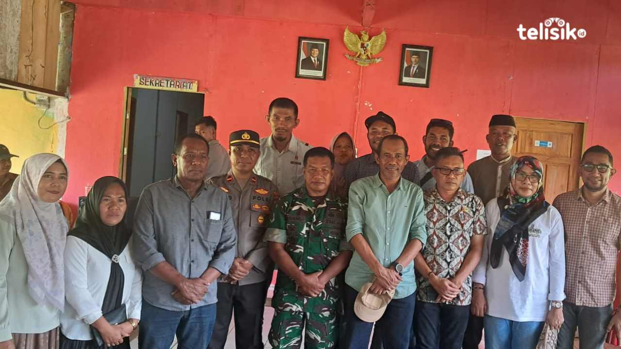 Tim desk Pilkades Kabupaten Muna bersama Kades Wadolao terpilih. Foto: Sunaryo/Telisik